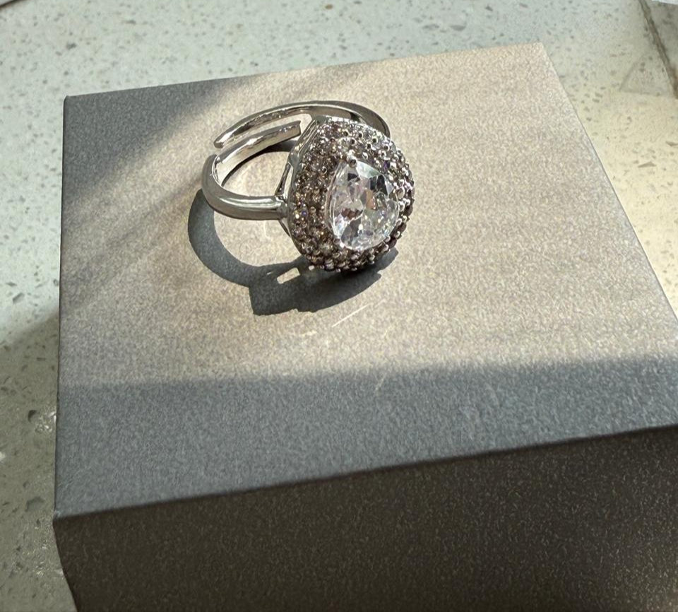 Lustre Drop – Halo Ring in 925 Silver